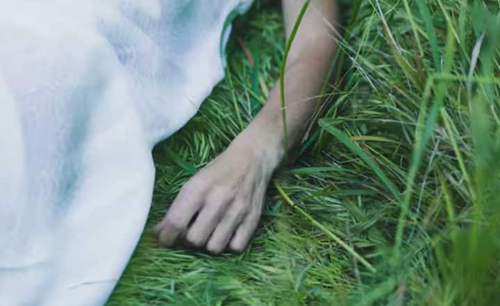 ਲਾਂਗ ਡਰੋਪ, ਭਾਵ ਕਿ ਕਿਸੇ ਕੈਦੀ ਨੂੰ ਇੰਨੀ ਉਚਾਈ ਤੋਂ ਸੁੱਟਣਾ ਕਿ ਉਸਦੀ ਗਰਦਨ ਤੁਰੰਤ ਟੁੱਟ ਜਾਵੇ, ਨੂੰ ਸਭ ਤੋਂ ਮਿਆਰੀ ਤਕਨੀਕ ਮੰਨਿਆ ਜਾਂਦਾ ਹੈ। ਬਹੁਤ ਸਾਰੇ ਦੇਸ਼ਾਂ ਵਿੱਚ, ਕੈਦੀਆਂ ਨੂੰ ਫਾਂਸੀ ਤੋਂ ਇੱਕ ਦਿਨ ਪਹਿਲਾਂ ਤੋਲਿਆ ਜਾਂਦਾ ਹੈ ਤਾਂ ਜੋ ਇਹ ਨਿਰਧਾਰਤ ਕੀਤਾ ਜਾ ਸਕੇ ਕਿ ਰੱਸੀ ਦੀ ਲੰਬਾਈ ਕਿੰਨੀ ਹੈ ਜਿਸ ਨਾਲ ਤੁਰੰਤ ਮੌਤ ਹੋ ਜਾਵੇਗੀ। ਹਾਲਾਂਕਿ, ਜੇਕਰ ਗਣਨਾ ਗਲਤ ਹੋ ਜਾਵੇ, ਤਾਂ ਸਿਰ ਕੱਟਣ ਵਰਗੇ ਭਿਆਨਕ ਹਾਦਸੇ ਹੋਣਾ ਸੰਭਵ ਹੈ।