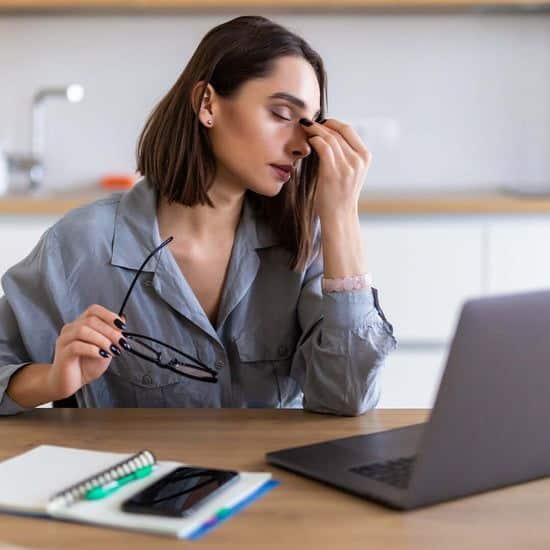 अनेकांना दिवसभर मेंटली ड्रेन्ड वाटतं. यामागे त्यांची अस्वस्थ आणि अनियमित जीवनशैलीही कारणीभूत ठरू शकतं.