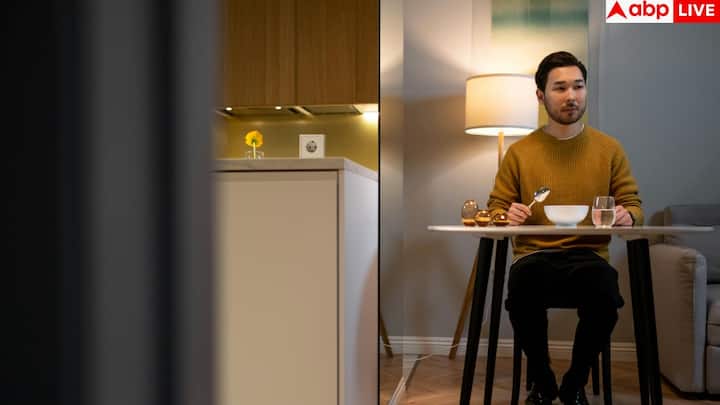 कार्सटेंसेन के शोध के अनुसार, 25 साल के बाद नकारात्मक इमोशन धीरे-धीरे कम होने लगते हैं. उम्र बढ़ने के साथ लोग रिश्तों से अधिक संतुष्ट और खुद के साथ ज्यादा सहज महसूस करते हैं.