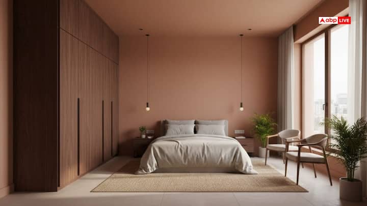 अपना बिस्तर दक्षिण या पूर्व दिशा में ही रखें. बिस्तर कभी भी सीधे दरवाजे के सामने नहीं होना चाहिए. इससे मानसिक शांति प्रभावित होती है और नींद में बाधा आती है. सही दिशा में रखा बिस्तर गहरी, शांत और आरामदायक नींद देता है.