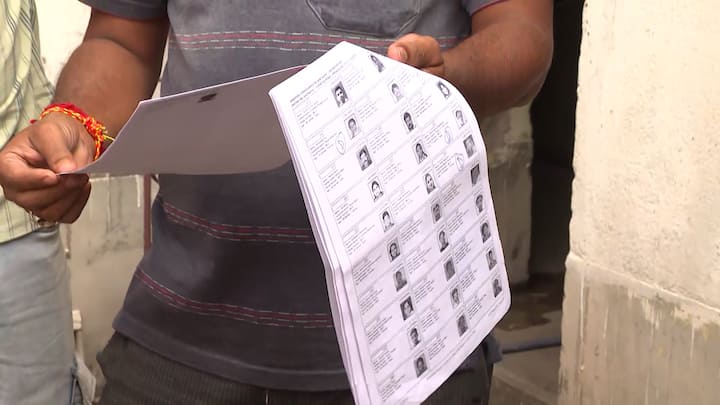 এই প্রক্রিয়ায় কাদের কোনও নথি দিতে হবে না? কাদের নাম তুলতে হবে? কী কী নথি গ্রাহ্য হবে? শুধু আধার কার্ড কি দেওয়া যাবে? কোন ক্ষেত্রে তালিকায় নাম উঠবে না? এখনও প্রশ্নই এখন ঘুরছে মুখে মুখে।