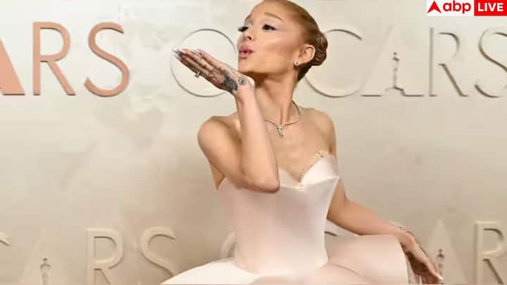 सिंगर और एक्ट्रेस एरियाना ग्रांडे अपनी चार-ऑक्टेव वोकल रेंज के लिए मशहूर हैं. उनके चेहरे की सिमेट्री और फीचर्स उन्हें दुनिया की खूबसूरत महिलाओं की इस सूची में जगह दिलाते हैं.