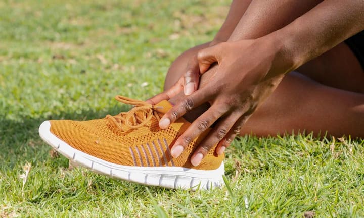 कई रिसर्च बताती है कि जोड़ों में अकड़न और कार्यक्षमता का कम होना गाउट और यूरिक एसिड से जुड़ी समस्याओं की ओर इशारा करता है. यह लक्षण अक्सर दर्द के गंभीर होने से ठीक पहले दिखाई देता है. यह अकड़न आमतौर पर सुबह के समय होती है और जोड़ इसमें गर्म महसूस हो सकते हैं. इससे जोड़ को हिलाना या रोजमर्रा के काम करना भी मुश्किल हो जाता है. वहीं यूरिक एसिड क्रिस्टल की जलन के कारण यह सूजन होती है.