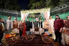 UP News: उमर अंसारी के वलीमे में पहुंचे अखिलेश यादव, शेयर की दूल्हा-दुल्हन संग 5 खास तस्वीरें