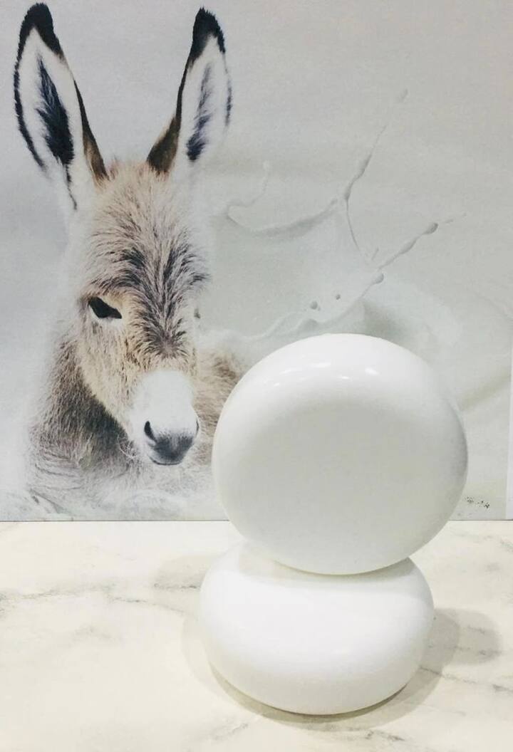 या दुधात मोठ्या प्रमाणात अँटिऑक्सिडंट्स असतात जे त्वचेसाठी खूप फायदेशीर असतात. अँटिऑक्सिडंट्स त्वचेचे संरक्षण करतात आणि हानिकारक घटकांपासून त्वचा सुरक्षित ठेवतात.