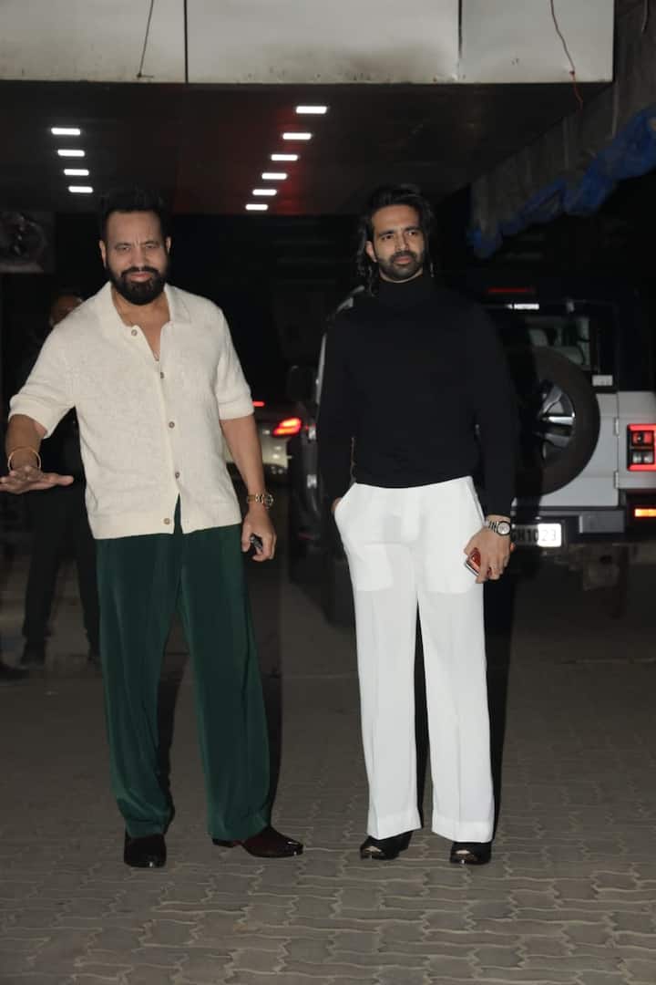 शेरा का स्वैग देखने वाला था. वो सलमान खान के स्टाइल में नजर आए. उनके साथ बेटे अबीर ने जमकर पोज दिए.