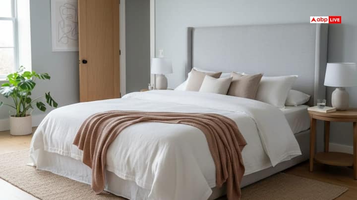 वास्तु के अनुसार मुख्य बेडरूम घर के दक्षिण-पश्चिम हिस्से में होना चाहिए. यह दिशा स्थिरता, विश्वास और परिवार में सामंजस्य बढ़ाती है. उत्तर-पूर्व दिशा में बेडरूम नहीं होना चाहिए क्योंकि वह दिशा पूजा और आध्यात्मिक स्थान के लिए मानी जाती है.