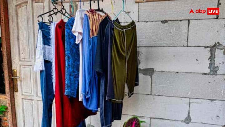 सर्दियों में कपड़े सुखाने के लिए घर के अंदर एक तय जगह चुनना सबसे अच्छा होता है. कोशिश करें कि यह जगह ऐसी हो जहां हल्की-फुल्की हवा आती-जाती रहे. जैसे खिड़की के पास या कमरे का कोई खुला कोना. वहां एक रॉड या मजबूत रस्सी लगा दें.कपड़ों को फैलाकर टांगें ताकि वे एक-दूसरे से चिपके नहीं और हर तरफ से हवा मिल सके.