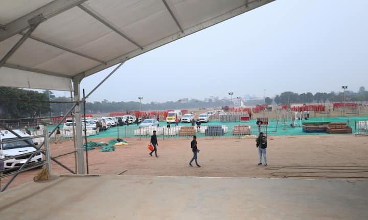 नितिन नवीन ने कहा कि समारोह की सभी तैयारियां पूरी तेजी और गंभीरता से की जा रही हैं. विभिन्न जिलों से हजारों की संख्या में लोग इस महत्वपूर्ण पल के साक्षी बनने पटना पहुंचने वाले हैं.