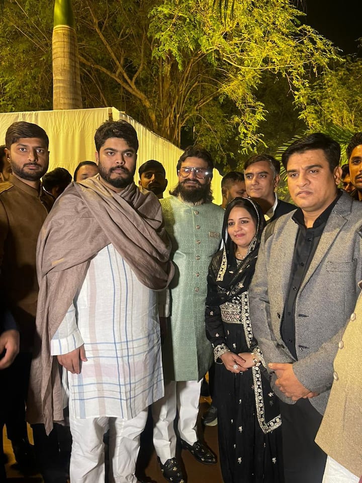 वलीमे में बिहार स्थित रघुनाथपुर से नवनिर्वाचित विधायक ओसामा शहाब भी पहुंचे थे.