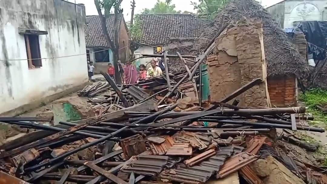 வெளுத்து வாங்கும் கனமழை... இடிந்து விழுந்த வீடு - 4 பேர் உயிர் தப்பிய அதிசயம்