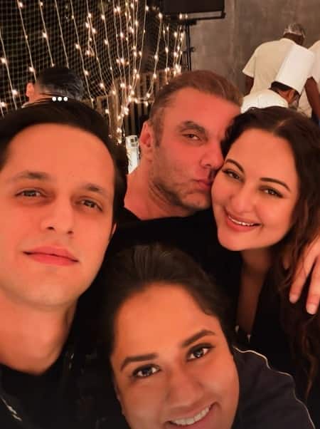 Apart from the Khan family, some celebs also participated in this celebration. One of them is actress Sonakshi Sinha. Who was seen clicking selfie with Sohail.
