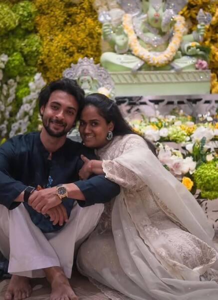 Because on this day, Salman Khan's sister Arpita Khan and Ayush Sharma also got married. In such a situation, the whole family together does double celebration.