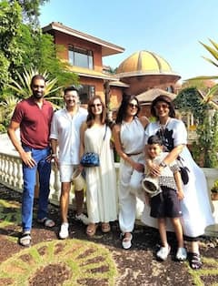 ‘वाराणसी’ की शूटिंग से ब्रेक लेकर गोवा पहुंचीं प्रियंका चोपड़ा, बीच पर दोस्तों संग दिए पोज