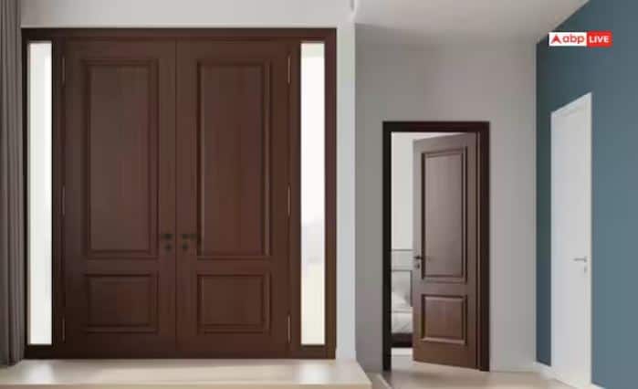 ਵਾਸਤੂ ਸਿਫ਼ਾਰਸ਼ ਕਰਦਾ ਹੈ ਕਿ ਬੈੱਡਰੂਮ ਦਾ ਦਰਵਾਜ਼ਾ ਮੁੱਖ ਪ੍ਰਵੇਸ਼ ਦੁਆਰ ਤੋਂ ਵੱਡਾ ਨਹੀਂ ਹੋਣਾ ਚਾਹੀਦਾ। ਇਹ ਘਰ ਵਿੱਚ ਊਰਜਾ ਦੇ ਪ੍ਰਵਾਹ ਨੂੰ ਸੰਤੁਲਿਤ ਕਰਦਾ ਹੈ ਅਤੇ ਪਰਿਵਾਰ ਦੇ ਅੰਦਰ ਸਦਭਾਵਨਾ ਨੂੰ ਉਤਸ਼ਾਹਿਤ ਕਰਦਾ ਹੈ। ਫਰਨੀਚਰ ਦੇ ਆਲੇ-ਦੁਆਲੇ ਦੀ ਜਗ੍ਹਾ ਨੂੰ ਸਾਫ਼ ਰੱਖੋ। ਗੜਬੜ ਅਤੇ ਬੇਤਰਤੀਬੀ ਨਕਾਰਾਤਮਕ ਊਰਜਾ ਨੂੰ ਆਕਰਸ਼ਿਤ ਕਰਦੇ ਹਨ।