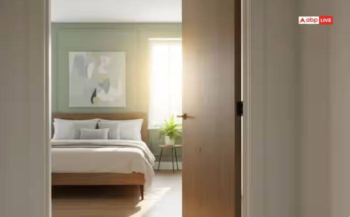 ਜਦੋਂ ਵੀ ਤੁਸੀਂ ਬੈੱਡਰੂਮ ਦਾ ਦਰਵਾਜ਼ਾ ਖੋਲ੍ਹਦੇ ਹੋ, ਤਾਂ ਇਸਨੂੰ 90 ਡਿਗਰੀ ਖੋਲ੍ਹੋ। ਇਹ ਬ੍ਰਹਿਮੰਡ ਨੂੰ ਸੰਕੇਤ ਦਿੰਦਾ ਹੈ ਕਿ ਤੁਸੀਂ ਨਵੀਆਂ ਸੰਭਾਵਨਾਵਾਂ, ਖੁਸ਼ੀ ਅਤੇ ਚੰਗੇ ਮੌਕਿਆਂ ਲਈ ਤਿਆਰ ਹੋ। ਬੈੱਡਰੂਮ ਦਾ ਦਰਵਾਜ਼ਾ ਮੁੱਖ ਦਰਵਾਜ਼ੇ ਨਾਲੋਂ ਛੋਟਾ ਹੋਣਾ ਚਾਹੀਦਾ ਹੈ।