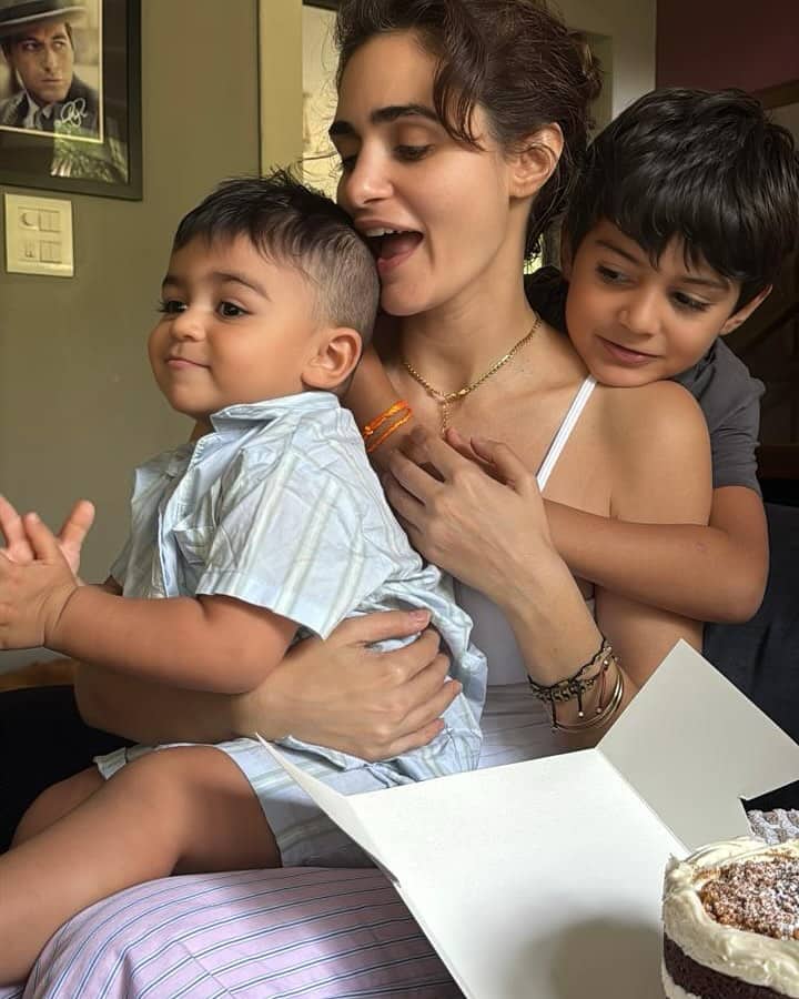 उन्होंने जुलाई 2019 में अपने पहले बेटे, अरिक का वेलकम किया और जुलाई 2023 में दूसरे बेटे, अरिव का वेलकम किया.