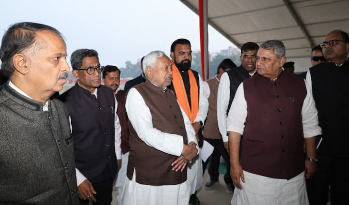 मुख्यमंत्री नीतीश कुमार मंगलवार (18 नवंबर, 2025) को खुद अधिकारियों के साथ निरीक्षण करने के लिए गांधी मैदान पहुंचे. उन्होंने व्यवस्था को देखा और कई सुझाव दिए.