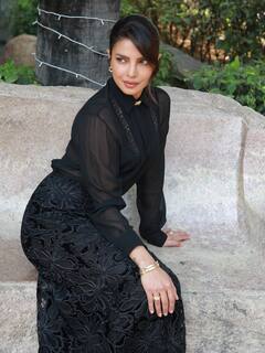 'महेश बाबू-पृथ्वीराज जैसे लेजेंड के साथ काम करना बड़ी बात', प्रियंका चोपड़ा ने वाराणसी एक्टर्स संग शेयर की सेल्फी- बोलीं- जय श्री राम