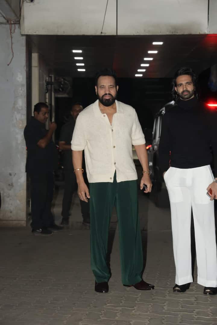 सलीम खान और सुशीला की वेडिंग एनिवर्सरी में पूरा खान परिवार शामिल हुआ था. सभी ने पैपराजी के लिए पोज भी दिए. मगर एक इंसान ने सबसे ज्यादा ध्यान खींचा और वो हैं शेरा.