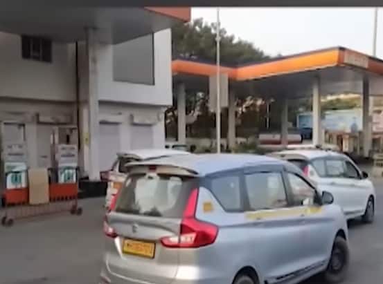 अंधेरी मरोळ परिसरामध्ये पेट्रोल पंप वर रिक्षा आणि टॅक्सी सीएनजी बनवण्यासाठी एक ते दीड किलोमीटरच्या रांगा लावले आहेत.