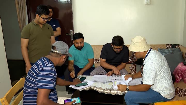 নির্বাচন কমিশনের তরফে কিছু বিষয় এক্কেবারে স্পষ্ট করে দেওয়া হয়েছে। কী কী করলে তা আইনত দণ্ডনীয় অপরাধ হবে, তাও বলা আছে , কমিশনের নতুন বিজ্ঞপ্তিতে।