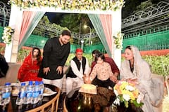 UP News: उमर अंसारी के वलीमे में पहुंचे अखिलेश यादव, शेयर की दूल्हा-दुल्हन संग 5 खास तस्वीरें