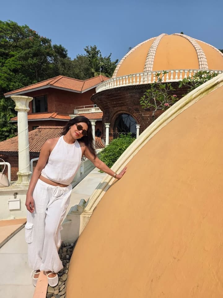 Priyanka Chopra Latest Goa Vacation Photos: గ్లోబల్ స్థాయిలో గుర్తింపు ఉన్న భారతీయ హీరోయిన్ ప్రియాంకా చోప్రా. అంతర్జాతీయ స్థాయిలో రూపొందుతున్న తెలుగు సినిమాలో ఇప్పుడు ఆవిడ నటిస్తున్నారు. (Image Courtesy: priyankachopra / Instagram)