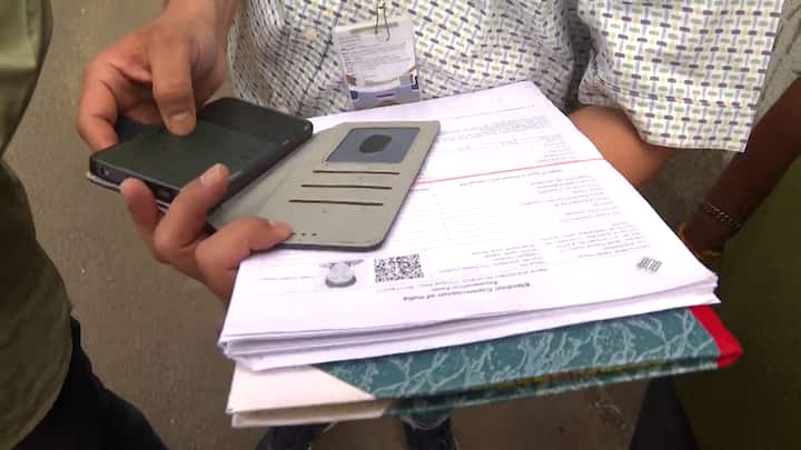 মৃত ভোটার, স্থায়ীভাবে স্থানান্তরিত ভোটার, বা যাঁর নাম অন্য কোনও স্থানের ভোটার লিস্টে উঠেছে অর্থাৎ ডুপ্লিকেট ভোটার, সেই সংক্রান্ত সঠিক তথ্য BLO কে জানাতে হবে।