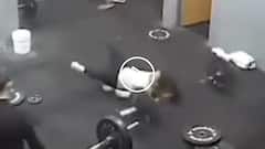 Video: जिम में वेटलिफ्टिंग कर रही थी लड़की, जांघों पर गिर गई रॉड, फिर जो हुआ... देखें वीडियो