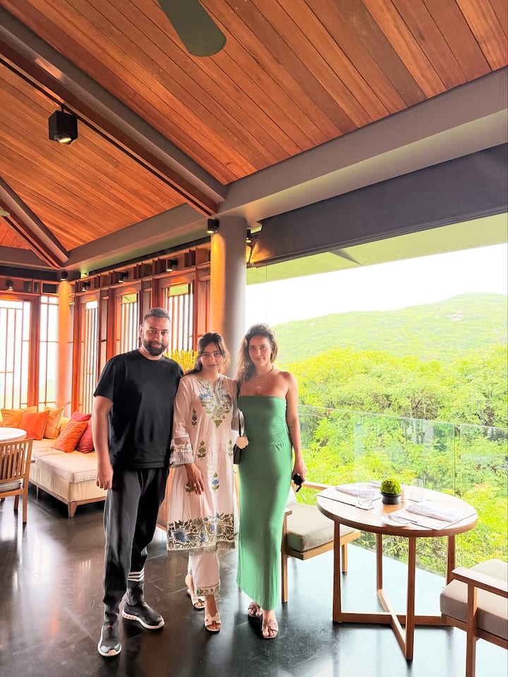 అయేషా శర్మ, మరొకరితో నేహా శర్మ ఫోటో (Image Courtesy: nehasharmaofficial / Instagram)