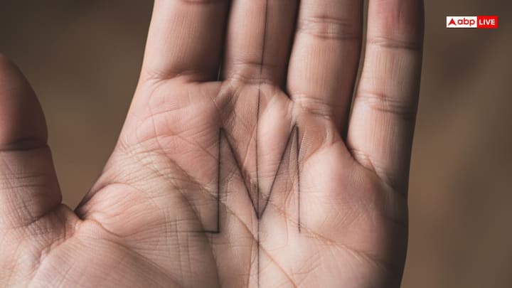 हथेली में 'M' का आकार अक्सर भाग्य रेखा से जुड़ा होता है, यदि भाग्य रेखा कलाई से शुरू होकर सीधे शनि पर्वत तक पहुंचती है, तो ऐसे लोगों को अचानक धन लाभ हो सकता है और उनकी आर्थिक स्थिति हमेशा मजबूत बनी रहती है.