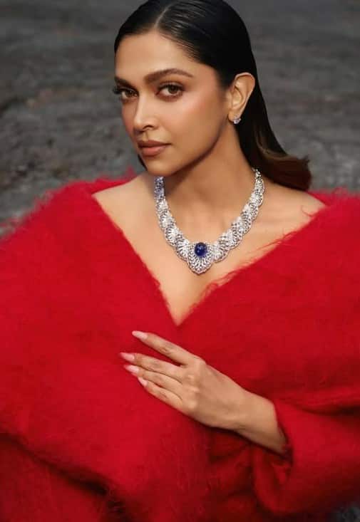 ईटी नाउ की एक रिपोर्ट के अनुसार दीपिका पादुकोण करीब 500 करोड़ रुपये की संपत्ति की मालकिन हैं. एक्ट्रेस के पति रणवीर सिंह की नेटवर्थ करीब 245 करोड़ रुपये बताई जा रही है.