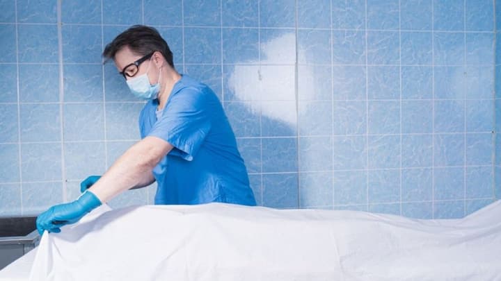 कैदी को कुर्सी पर बांधा जाता है, उसके सिर पर नम स्पंज और धातु की कैप रखी जाती है और फिर 500 से 2000 वोल्ट तक का झटका तब तक दिया जाता है जब तक डॉक्टर उसे मृत घोषित न कर दे. कई राज्यों में अब नाइट्रोजन गैस का तरीका भी लागू हुआ है, जिसमें कैदी को सिर्फ नाइट्रोजन सांस में दी जाती है और शरीर धीरे-धीरे ऑक्सीजन खोकर मर जाता है.