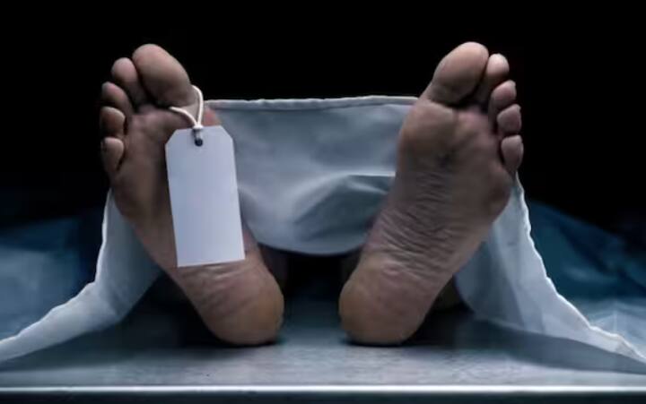 ਦੂਜੇ ਪਾਸੇ, ਖ਼ਤਰਨਾਕ ਟੀਕਾ, ਮੌਤ ਦੀ ਸਜ਼ਾ ਦਾ ਇੱਕ ਆਧੁਨਿਕ ਰੂਪ ਮੰਨਿਆ ਜਾਂਦਾ ਹੈ। ਇਹ ਤਰੀਕਾ ਚੀਨ, ਸੰਯੁਕਤ ਰਾਜ ਅਮਰੀਕਾ ਅਤੇ ਵੀਅਤਨਾਮ ਵਰਗੇ ਦੇਸ਼ਾਂ ਵਿੱਚ ਵਿਆਪਕ ਤੌਰ 'ਤੇ ਵਰਤਿਆ ਜਾਂਦਾ ਹੈ। ਤਿੰਨ ਰਸਾਇਣ ਦਿੱਤੇ ਜਾਂਦੇ ਹਨ: ਪਹਿਲਾ ਬੇਹੋਸ਼ੀ ਦਾ ਕਾਰਨ ਬਣਦਾ ਹੈ, ਦੂਜਾ ਸਰੀਰ ਨੂੰ ਅਧਰੰਗੀ ਕਰ ਦਿੰਦਾ ਹੈ, ਅਤੇ ਤੀਜਾ ਦਿਲ ਦੀ ਧੜਕਣ ਨੂੰ ਰੋਕਦਾ ਹੈ।