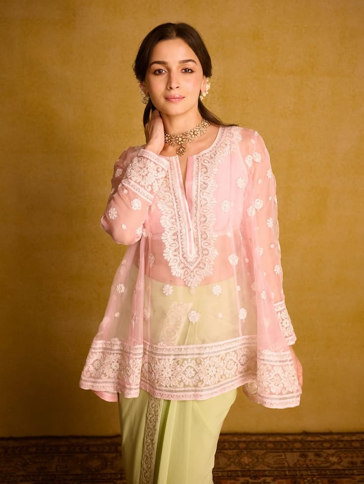 आलिया भट्ट - सबसे पहले बात करते हैं बॉलीवुड टैलेंटिड एक्ट्रेस आलिया भट्ट की. आलिया ने फिल्म ‘स्टूडेंट ऑफ द ईयर’ से बॉलीवुड में कदम रखा था. आज वो इंडस्ट्री की टॉप एक्ट्रेसेस में से एक हैं.