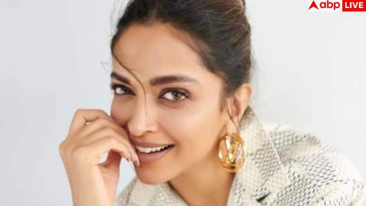 भारत से दीपिका पादुकोण इस सूची में शामिल होने वाली एकमात्र एक्ट्रेस हैं. भारत की सबसे ज्यादा कमाई करने वाली अभिनेत्री, टाइम की 100 इन्फ्लुएंसर और Time100 Impact Award विनर दीपिका का फेस स्ट्रक्चर गोल्डन रेशियो के हिसाब से उच्च स्तर पर रहा.