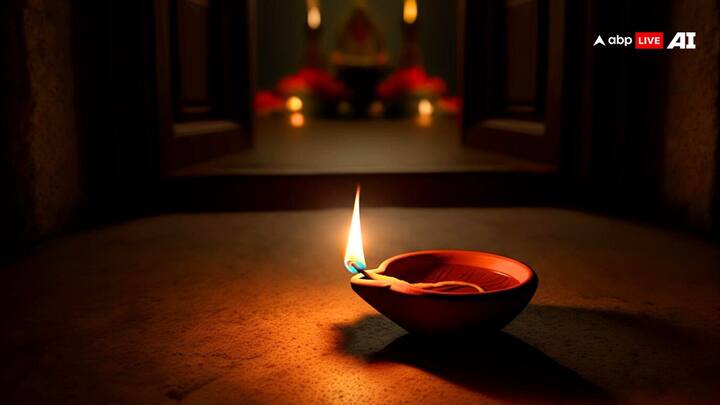 पूजा घर में- मार्गशीर्ष अमावस्या के दिन संध्याकाल में घर के पूजा मंदिर में एक घी का दीपक अवश्य जलाए. इसके साथ ही एक दीपक तुलसी के पास भी जलाएं.