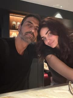 अर्जुन रामपाल की गर्लफ्रेंड की 10 तस्वीरें, बिना शादी किए 2 बच्चों की बनी मां