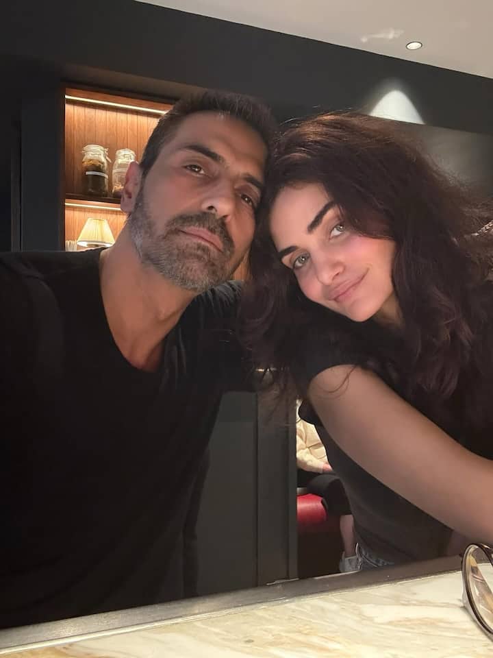 उनकी मुलाकात 2018 में कॉमन फ्रेंड्स के जरिए हुई थी और उसके कुछ महीनों बाद उन्होंने एक-दूसरे को डेट करना शुरू कर दिया था.