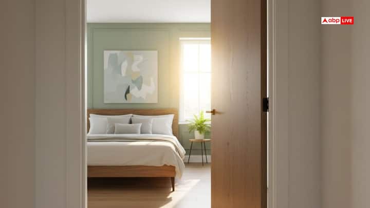 जब भी कमरे का दरवाज़ा खोलें, उसे 90 डिग्री तक खोलें. यह ब्रह्मांड को संकेत देता है कि आप नई संभावनाओं, खुशियों और अच्छे अवसरों के लिए तैयार हैं. बेडरूम का दरवाज़ा मुख्य दरवाज़े से छोटा होना चाहिए.