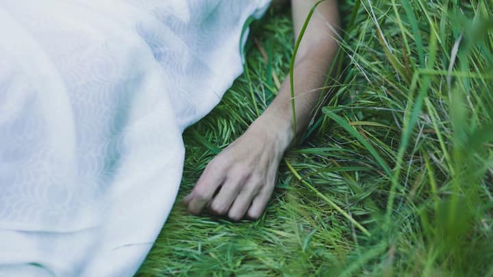 लॉन्ग ड्रॉप यानी इतनी ऊंचाई से गिराना कि कैदी का गर्दन का हिस्सा तुरंत टूट जाए, इस तकनीक को सबसे मानक माना जाता है. कई देशों में कैदी को फांसी से एक दिन पहले तौला जाता है, ताकि रस्सी की लंबाई इस तरह तय की जा सके कि मौत तुरंत हो जाए. लेकिन अगर गणना गलत हो जाए, तो सिर अलग होने जैसे भयावह हादसे तक संभव हैं.