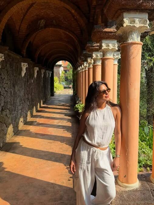 एक्ट्रेस कुछ फोटोज में व्हाइट बैकलेस टॉप के साथ मैचिंग ट्राउजर पहने नजर आई. इसमें भी वो कूल वाइब्स दे रही हैं.