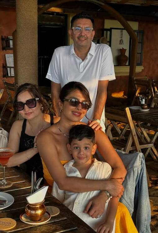 गोवा वेकेशन में प्रियंका के ग्लैमरस लुक देखने को मिले. बीच पर एक्ट्रेस ने ऑफ शोल्डर येलो ड्रेस कैरी की थी.