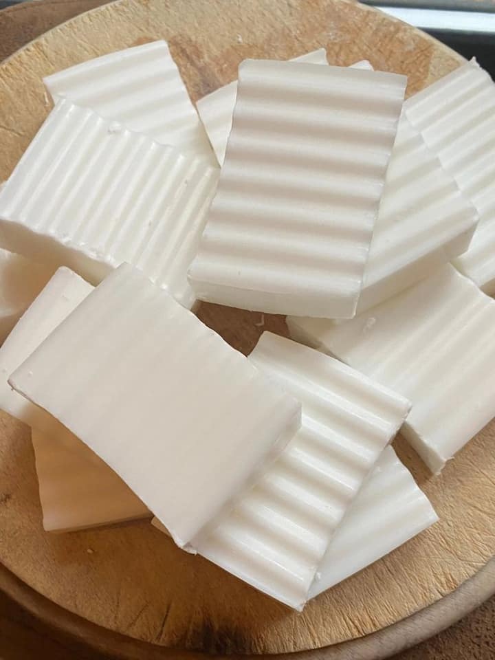 दुबईमध्ये तर गाढविणीच्या दुधापासून बनवलेले विविध ब्रँड्सचे साबण मोठ्या प्रमाणात विकले जातात. काही ब्रँड्स तर याला लक्झरी स्किनकेअर उत्पादन म्हणूनही प्रमोट करतात.