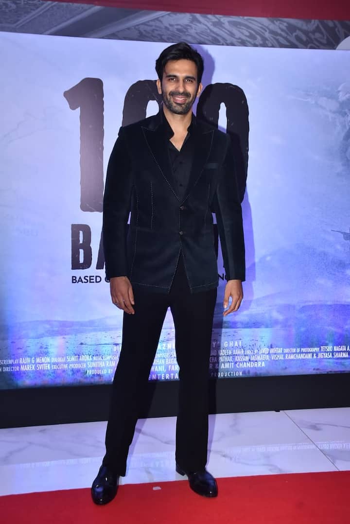 The starcast of '120 Bahadur' was also seen during the screening. Ankit Siwach, who played the lead role in the film, won praise for his formal outfit. This avatar of him in black three piece suit looks very classy.