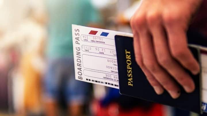 चिप वाले यह पासपोर्ट दुनिया के कई देशों में पहले से इस्तेमाल हो रहे है. अब भारत भी उसी सिस्टम की तरफ बढ़ रहा है. इसकी सबसे बड़ी खासियत यह है कि एयरपोर्ट पर मशीन एक सेकंड के भीतर आपकी जानकारी रीड कर लेती है. इससे बोर्डिंग प्रक्रिया काफी तेज हो जाती है.