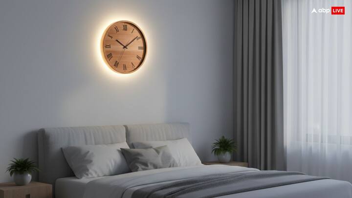 राहु-केतु के प्रभाव को बढ़ाने वाली चीज़ों में रुकी हुई घड़ी, काले रंग की घड़ी, त्रिकोण या अनियमित आकार वाली घड़ी और बड़ी दीवार घड़ी शामिल मानी जाती हैं. वास्तु के अनुसार ऐसी घड़ियां घर में नकारात्मक ऊर्जा को सक्रिय कर सकती हैं.  डिजिटल घड़ी को भी सिरहाने रखना ठीक नहीं माना जाता है.