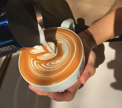 गर्भधारणेदरम्यान कॉफी शरीरावर गरम परिणाम देते आणि जास्त प्रमाणात घेतल्यास गर्भपात किंवा बाळाच्या विकासावर परिणाम होऊ शकतो, त्यामुळे ती मर्यादित पिणेच सुरक्षित मानले जाते.