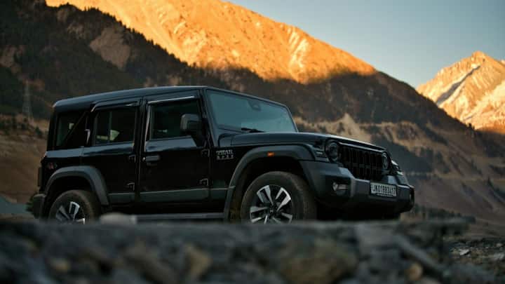 सबसे पहले बात Thar की, जो सिर्फ एक SUV नहीं बल्कि भारतीय ऑफ-रोड कल्चर का प्रतीक बन चुकी है. इसका नाम सीधे भारत के विशाल और कठोर थार रेगिस्तान से लिया गया है. महिंद्रा ने इस कार को ऐसे ही टफ और एडवेंचर वाली छवि देने के लिए इसका नाम Thar रखा, ताकि यह सुनते ही लोगों को रेत, रोमांच और मजबूत गाड़ी की याद आए.